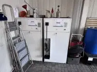 2 armoires de distribution d'huile Schnitzler OSA, année 2004 et 2016 avec 200 litres d'huile chacune