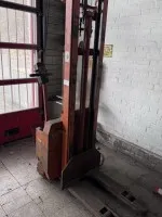 1 chariot élévateur électrique à timon Lafis LLC 10, année 1981, capacité 1000 kg (batterie faible) avec chargeur
