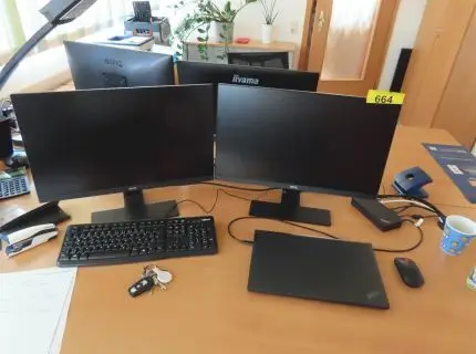 1 stanowisko komputerowe, składające się z: 2 monitory, marka: BenQ, 1 stacja dokująca, marka: Lenovo i 1 klawiatura