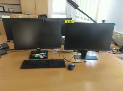 1 stanowisko komputerowe, składające się z: 2 monitory, marka: BenQ, 1 monitor, marka: Iiyama, 1 klawiatura, 1 mysz, 1 stacja dokująca, marka: Lenovo i 1 telefon biurkowy, marka: Yealink