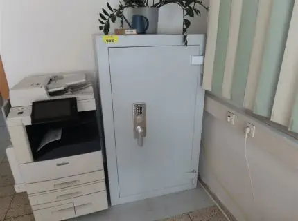 1 safe with numeric code, make: Bremer Tresor, type: safe cabinet, year of construction 1999, approx. 1.10 x 1.50 m