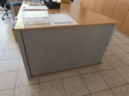 2 тумбы, ок. 1 м x 80 см, 1 роллетная дверь