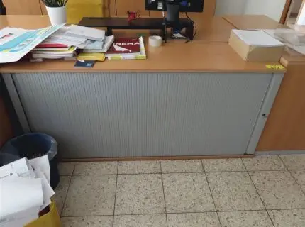 1 тумба, ок. 2 м x 80 см, 1 роллетная дверь
