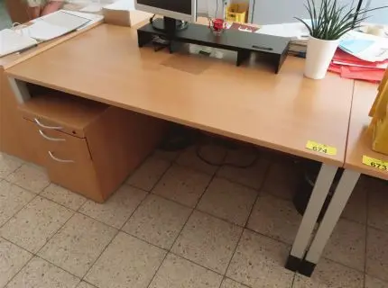 1 письменный стол, ок. 1,80 м x 1 м