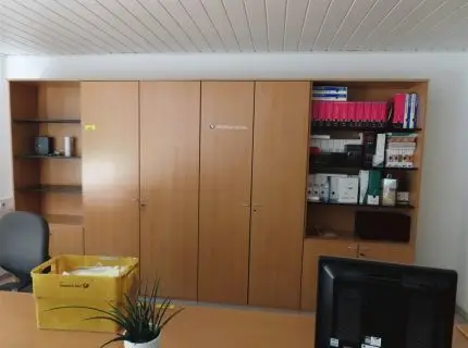 1 wall cabinet, approx. 5 linear metres