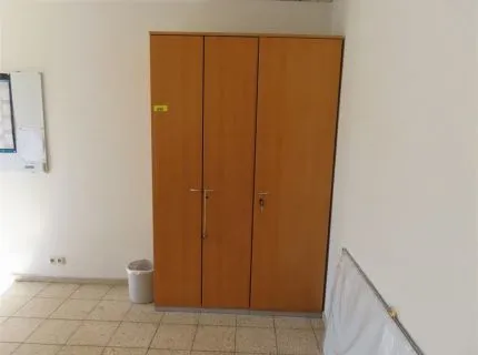 1 wall cabinet, approx. 1.50 m x 2.20 m, 3-door