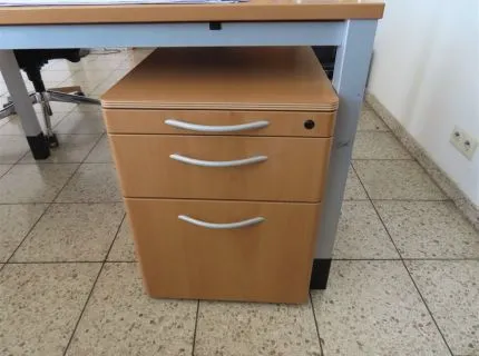 2 mobile pedestals, 1 x 4 drawers, 1 x 3 drawers