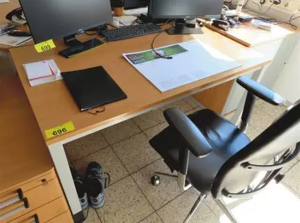 1 bureau, env. 1,60 m x 80 cm