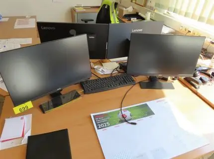 1 stanowisko komputerowe, w składzie: 2 x monitor, marka: BenQ, 1 x klawiatura, 1 x mysz, 1 x stacja dokująca, marka: Lenovo i 1 x zestaw słuchawkowy, marka: Jabra