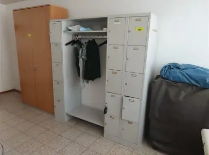 1 locker cabinet with clothes rail, consisting of: 15 personal lockers