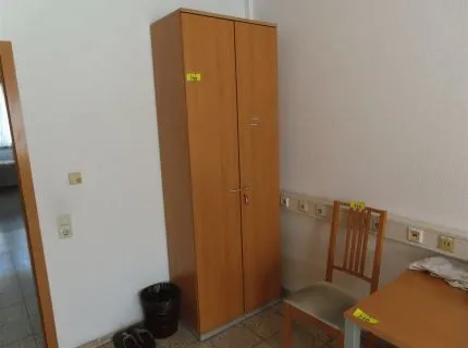 1 wall cabinet, approx. 1 m x 2.20 m, 2-door