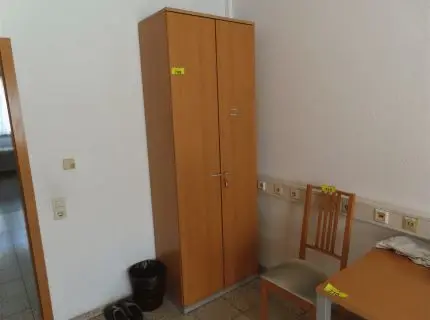 1 wall cabinet, approx. 1 m x 2.20 m, 2-door