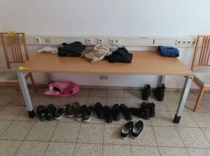 1 desk, approx. 2.50 m x 80 cm