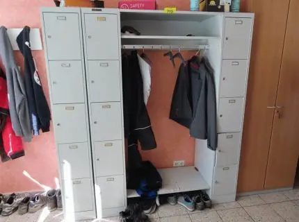 1 locker cabinet with clothes rail, consisting of: 15 personal lockers