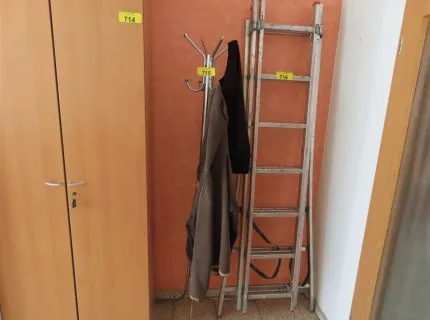 1 clothes rail