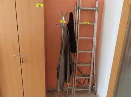 1 clothes rail