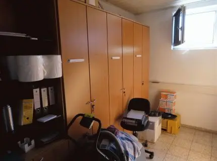 1 storage shelf approx. 1 m x 2.20 m, with 4 shelves and 2 doors