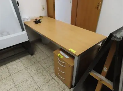 1 desk, approx. 2.50 m x 80 cm