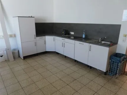 1 kitchen line, approx. 6 m, consisting of: 1 sink with faucet and drainboard, make: Nobili and make: Franke, 2 induction hobs, make: Laurus, 1 dishwasher, make: Laurus, type: LSV60-9, 1 refrigerator, make: Laurus, type: LKG88E, as well as 6 base cabinets with 2 drawers