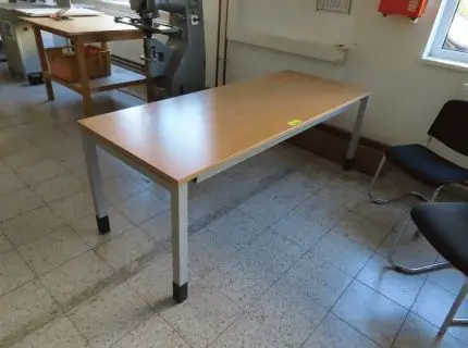 1 desk, approx. 2.50 m x 80 cm