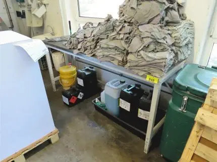 1 рабочий стол, ок. 2,50 м x 60 см