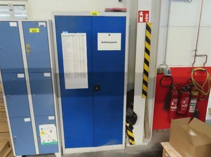 1 armoire métallique, env. 1 m x 1,90 m, 2 portes