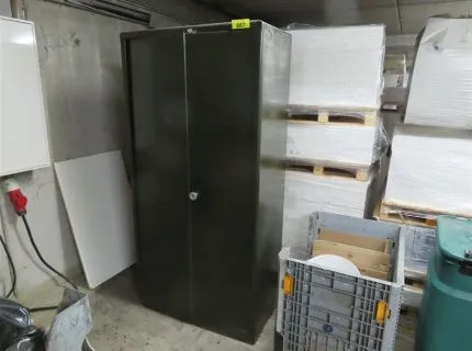 1 kovová skříň, cca 1 m x 1,90 m, 2-dveřová, hnědá