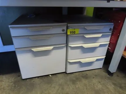 2 mobile pedestals, grey, 1 x 3 drawers, 1 x 4 drawers