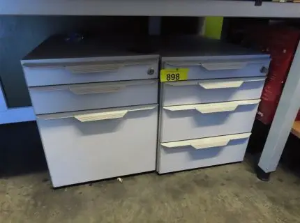 2 mobile pedestals, grey, 1 x 3 drawers, 1 x 4 drawers