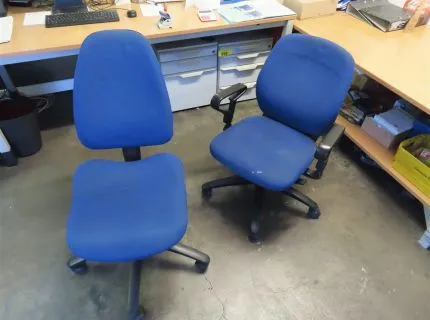 4 chaises de bureau pivotantes, 3 x tissu bleu, 1 x similicuir noir, usées