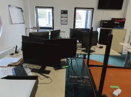 13 monitorów, różnych marek, m.in. Samsung, BenQ i iiyama