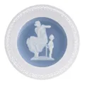 Talíř s „Venuší a Amorem“ v malbě pâte-sur-pâte. Hugo Stein (dekor) pro Meissen. Návrh 1911–1930. Období výroby Pfeiffer. 1924–1934.