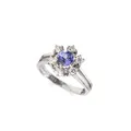 Witgouden bloem entourage ring met tanzaniet solitair en briljanten.
