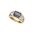 Yellow gold ring with iolite solitaire (approx. 1.7 ct)