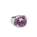 Opvallende witgouden ring met breed violet toermalijnpavé en aangebrachte diamanten vlinders.