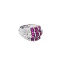 Large alliance en or blanc avec rubis et diamants.
