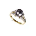 Yellow gold ring with South Sea pearl and brilliants.