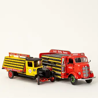 Danbury Mint, dwa metalowe samochody 'Coca-Cola' Delivery Trucks (2).