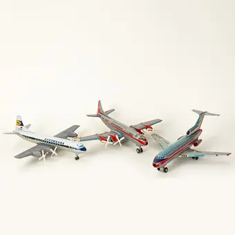 Три жестяных самолёта: Lufthansa, American Airlines и Electra II, с батарейным приводом, 1950-1970-е годы (3).