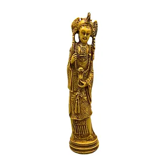 Azjatycka statua z żywicy kobiety w tradycyjnym stroju.