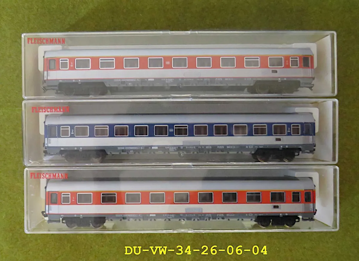 3 Fleischmann compartment coaches 2 x 5183; 1 x 5184 in H0 scale