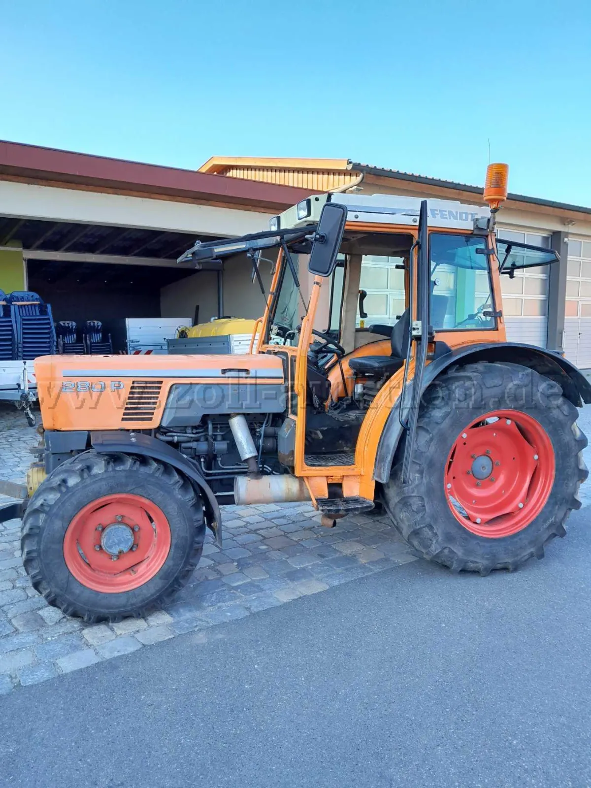 1 трактор Fendt 280 P с 1 снежным отвалом