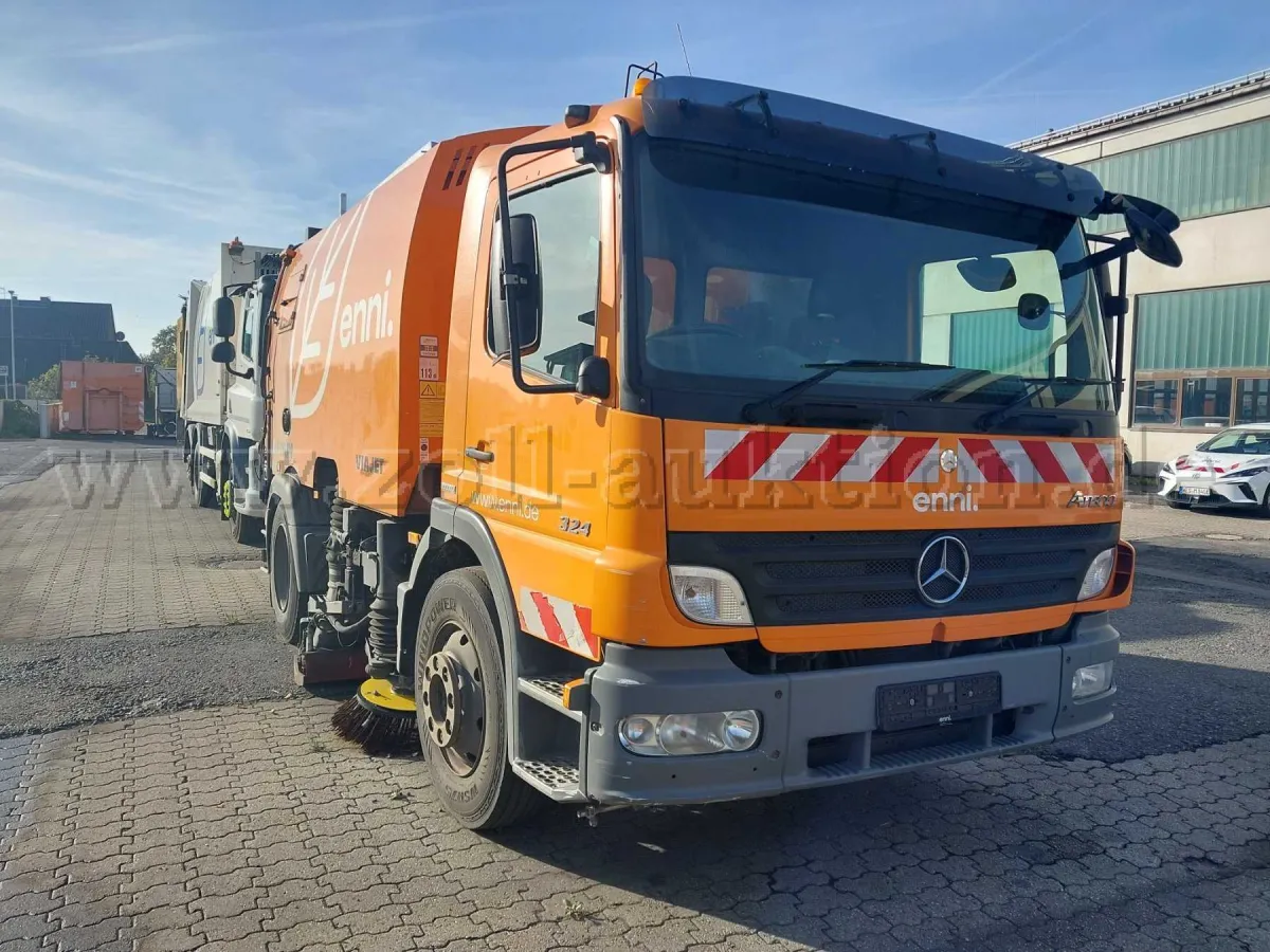 1 veegmachine Daimler Atego 4x2 / Faun