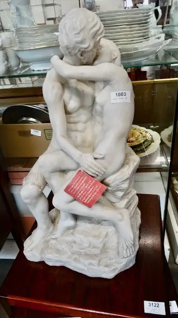 1 beeldje "kussend paar"
