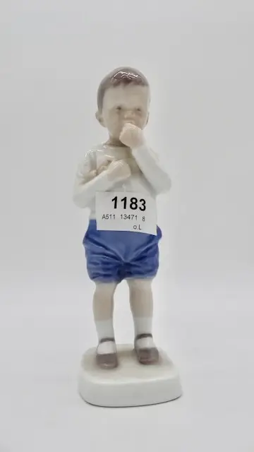 1 figurka "chłopiec z jabłkiem"