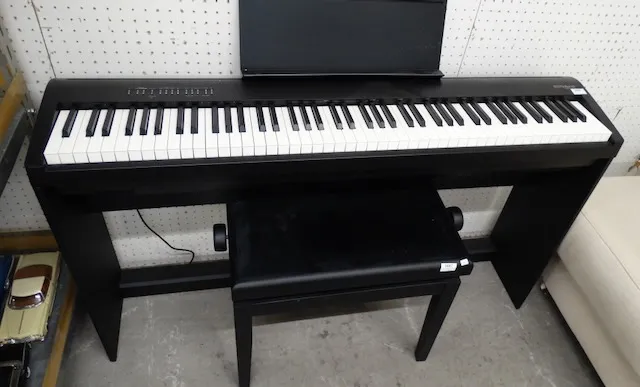 1 piano "Roland" met kruk