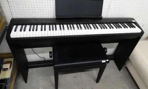 1 piano "Roland" met kruk