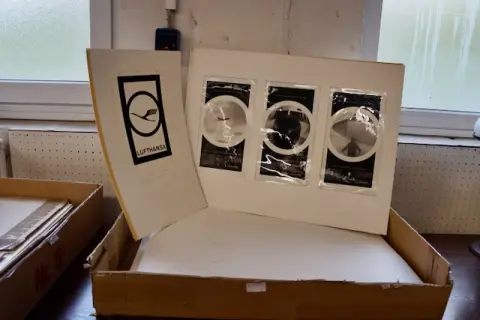 1 folder with art prints