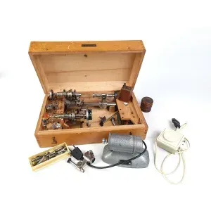 Tour d'horloger dans caisse en bois