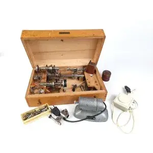 Tour d'horloger dans caisse en bois